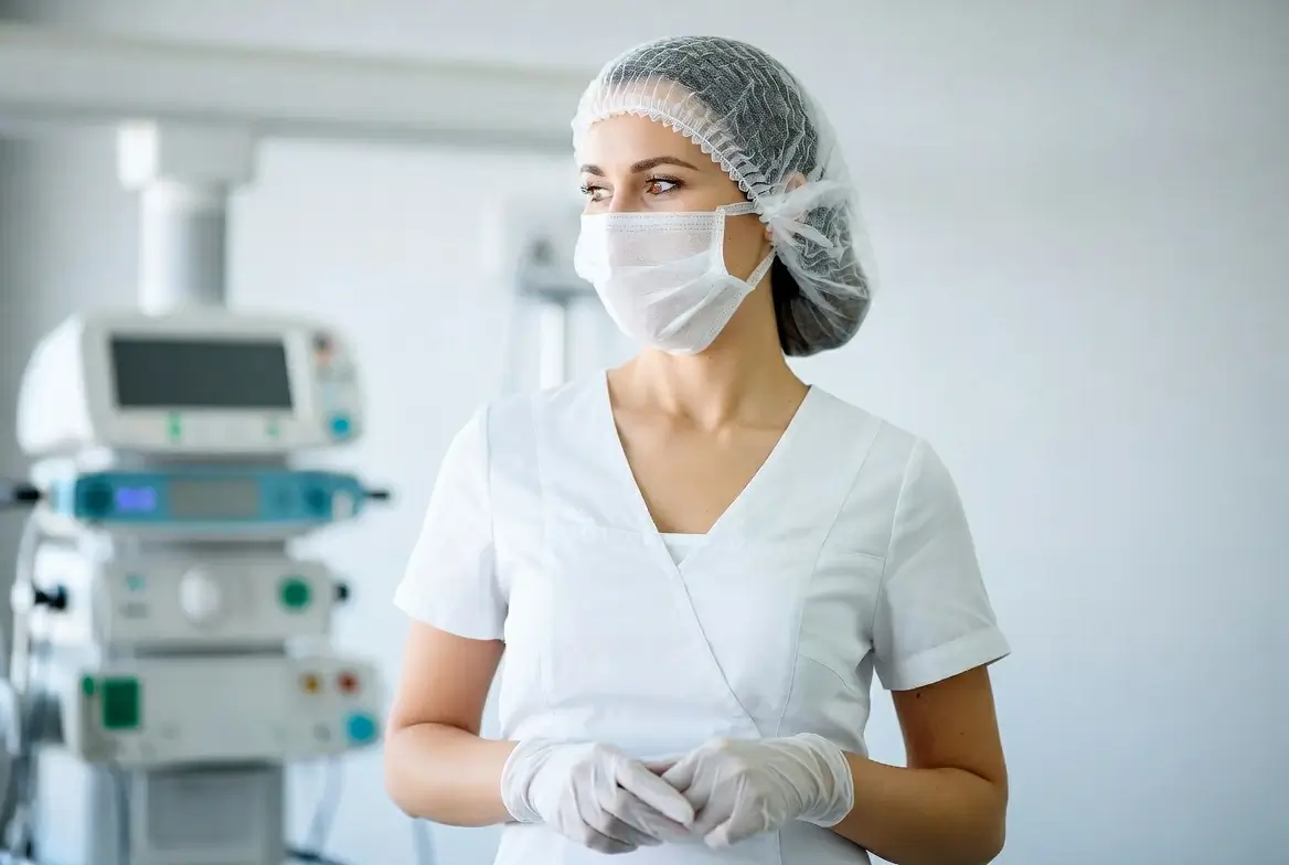 Uniforme quirúrgico blanco para mujer en Guadalajara - Estilo hospitalario
