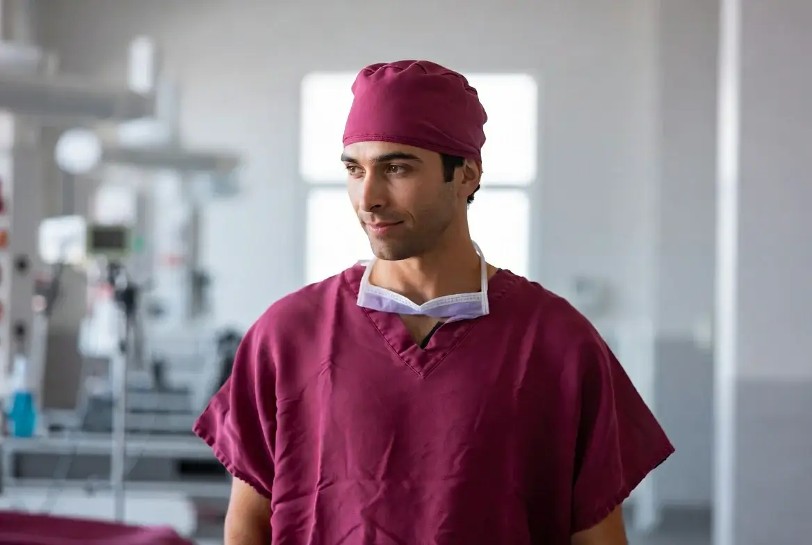 Uniforme quirúrgico vino para hombre en Guadalajara - Tonalidad profesional